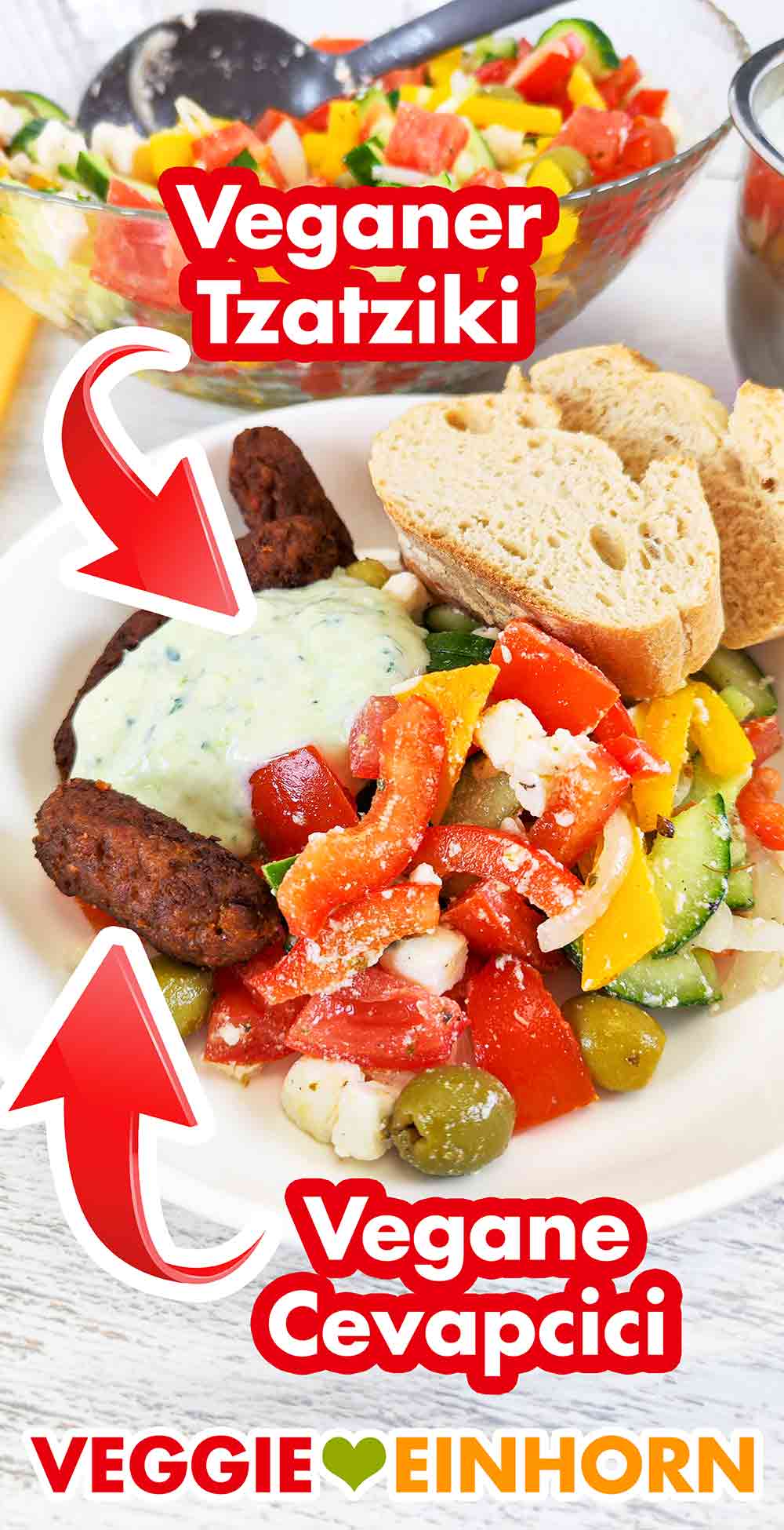 Griechischer Bauernsalat mit veganem Feta, veganem Zaziki und Baguette Veganer griechischer Bauernsalat auf einem Teller mit veganem Tzatziki