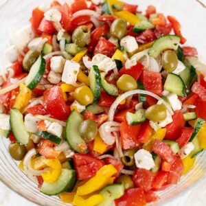 Veganer griechischer Bauernsalat