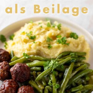 Grünes Bohnengemüse als Beilage zu Kartoffelpüree und veganen Köttbullar