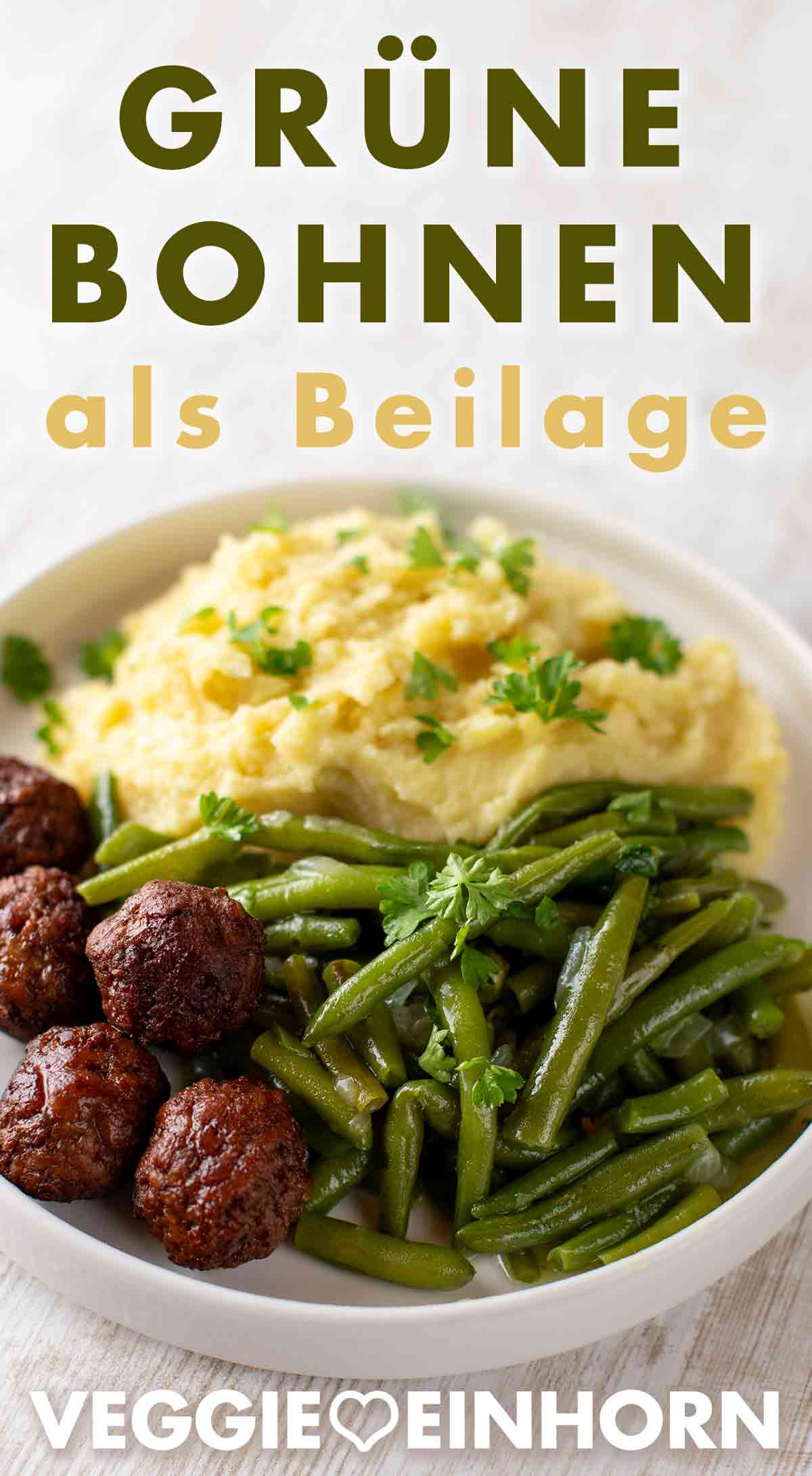 Grünes Bohnen Gemüse schmeckt als Beilage zu vielen leckeren Gerichten. Grünes Bohnengemüse als Beilage zu Kartoffelpüree und veganen Köttbullar