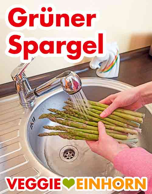 Den grünen Spargel unter dem Wasserhahn waschen. Grünen Spargel waschen.