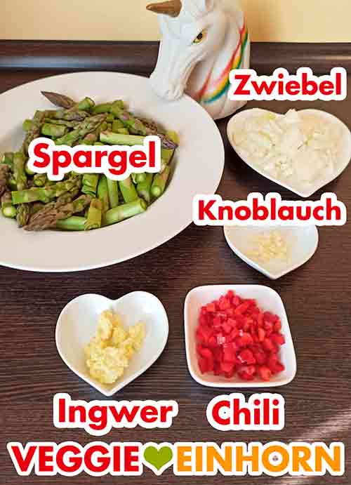 Grüner Spargel, Zwiebelwürfel, Knoblauch, geriebener Ingwer, fein gewürfelte Chili Vorbereitetes Gemüse für das Spargel Linsen Curry.
