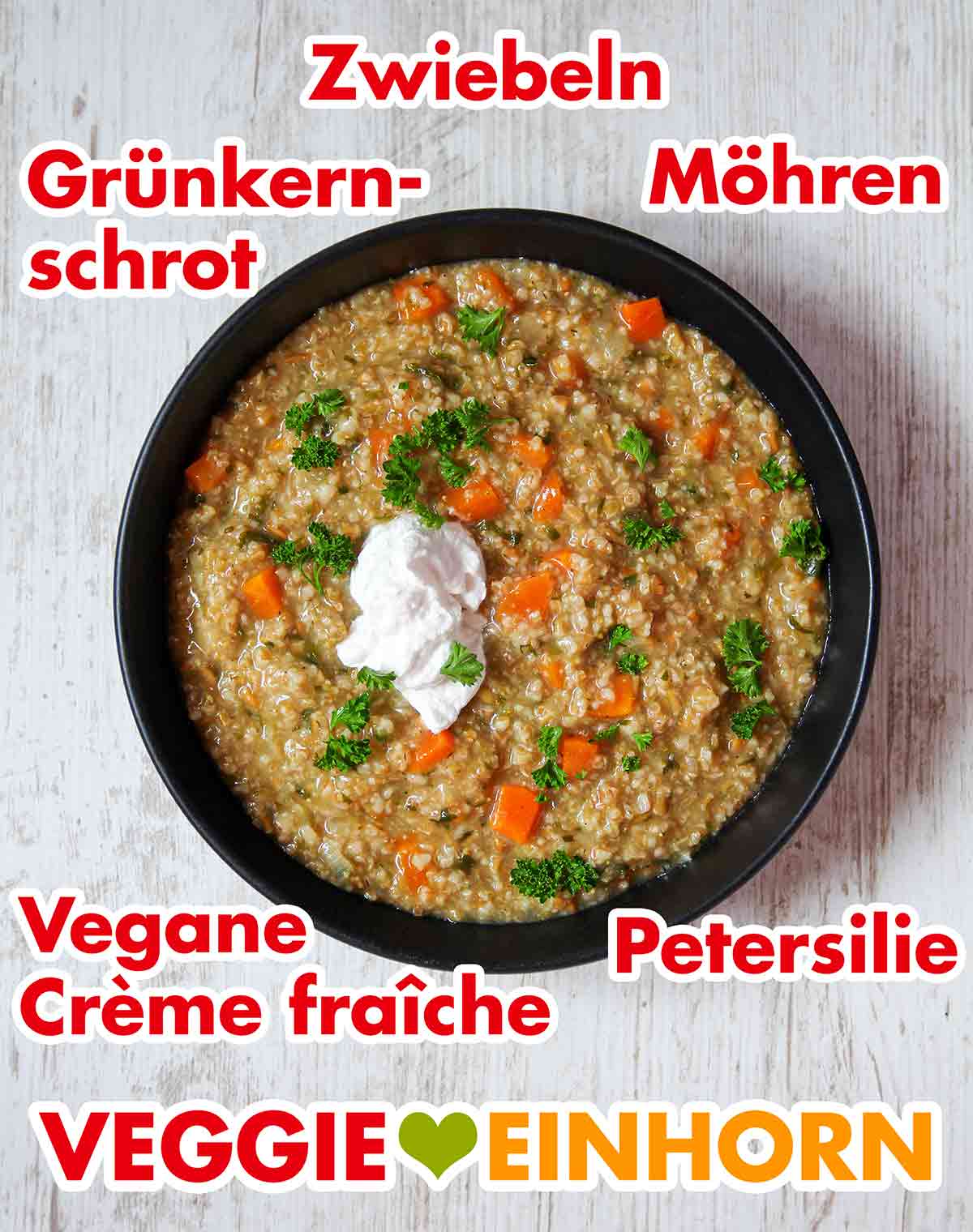 Die vegane Grünkernsuppe wird serviert mit einem Klecks von veganer Crème fraîche oder veganem Frischkäse. Ein Teller mit einfacher Grünkernsuppe und veganer Crème fraîche