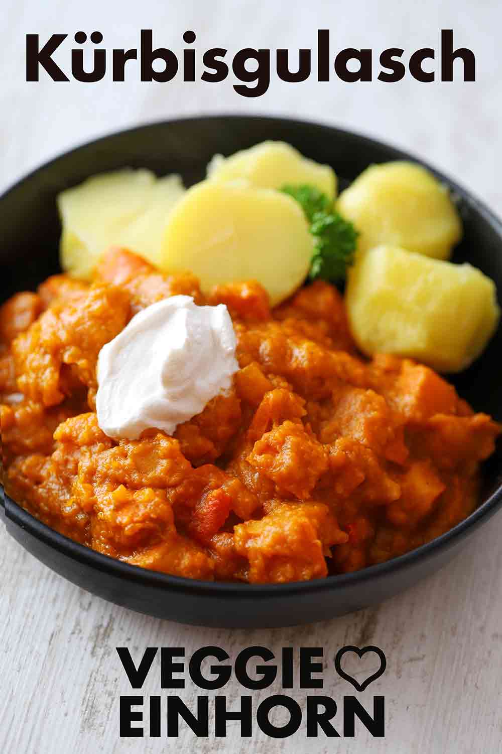 Das Kürbisgulasch schmeckt auch gut mit Kartoffeln. Veganes Kürbisgulasch mit Kartoffeln als Beilage