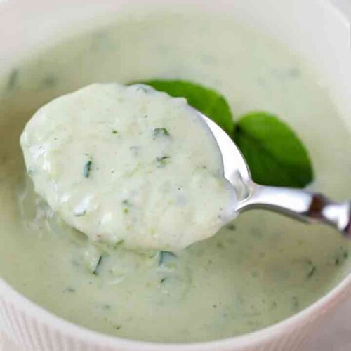 Löffel mit veganer Gurkenraita mit Joghurt und Minze