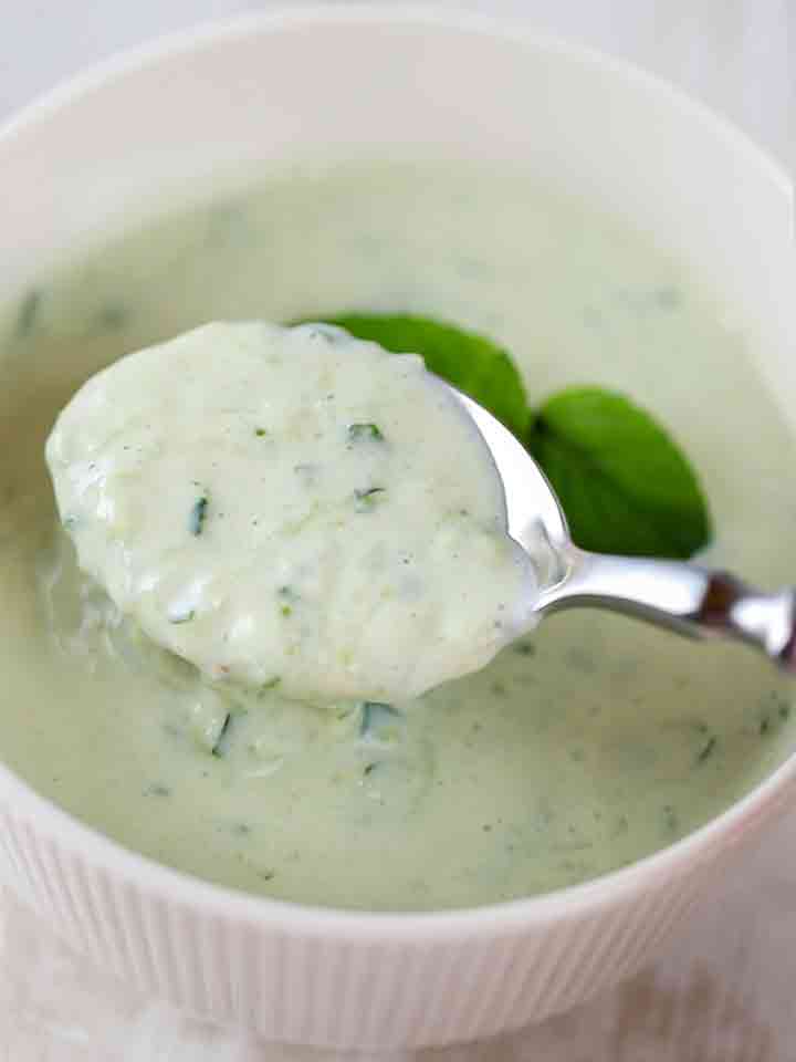 Löffel mit veganer Gurkenraita mit Joghurt und Minze
