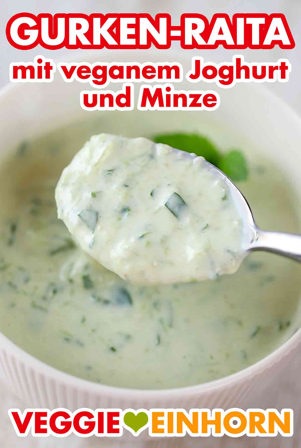 Indische Minzsauce mit veganem Joghurt und Gurke. Indische Gurkenraita mit Minze auf einem Löffel