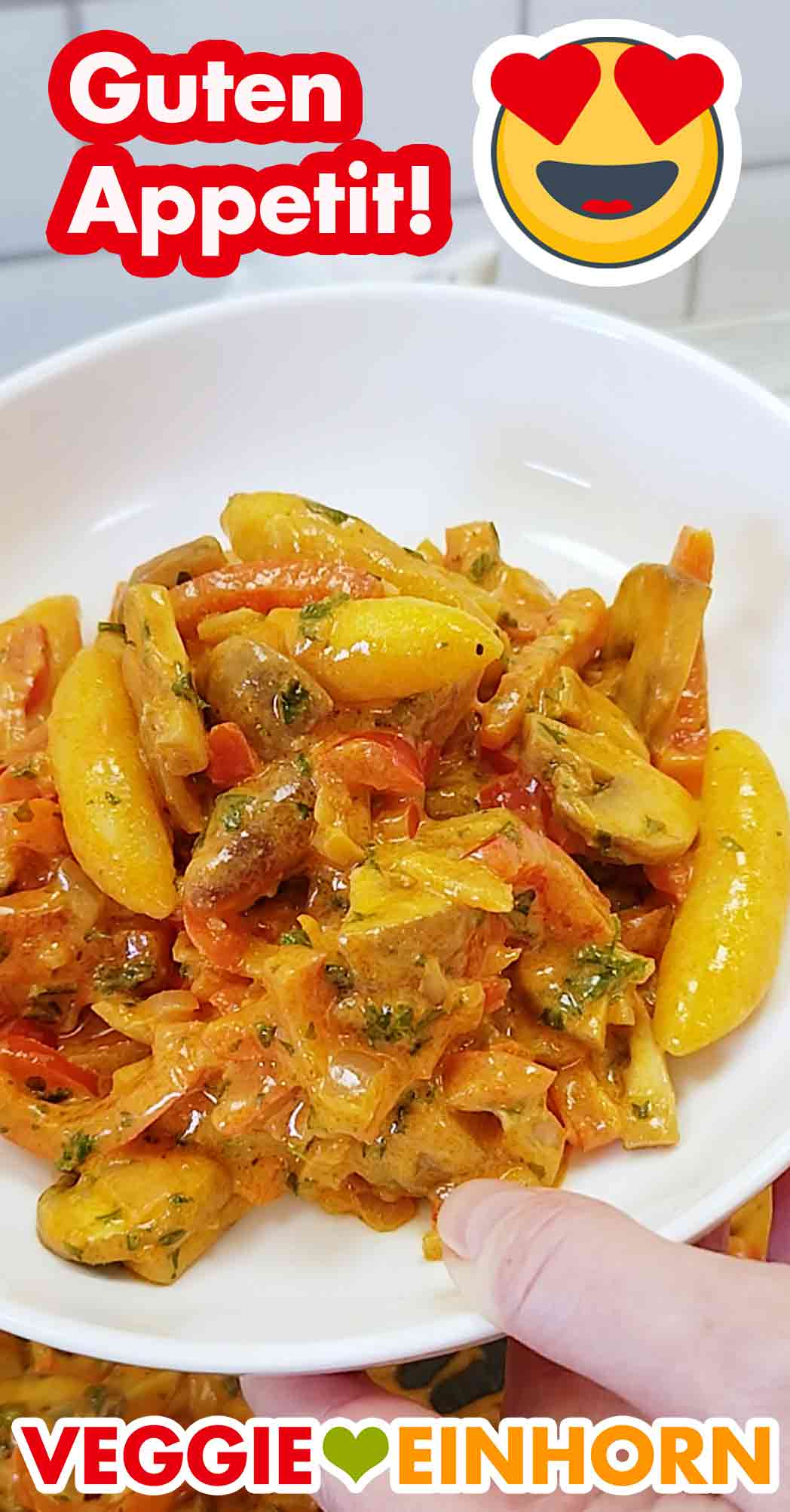 Das vegane Pfannengericht mit Schupfnudeln ist sehr lecker. Nahaufnahme der veganen Schupfnudelpfanne auf dem Teller