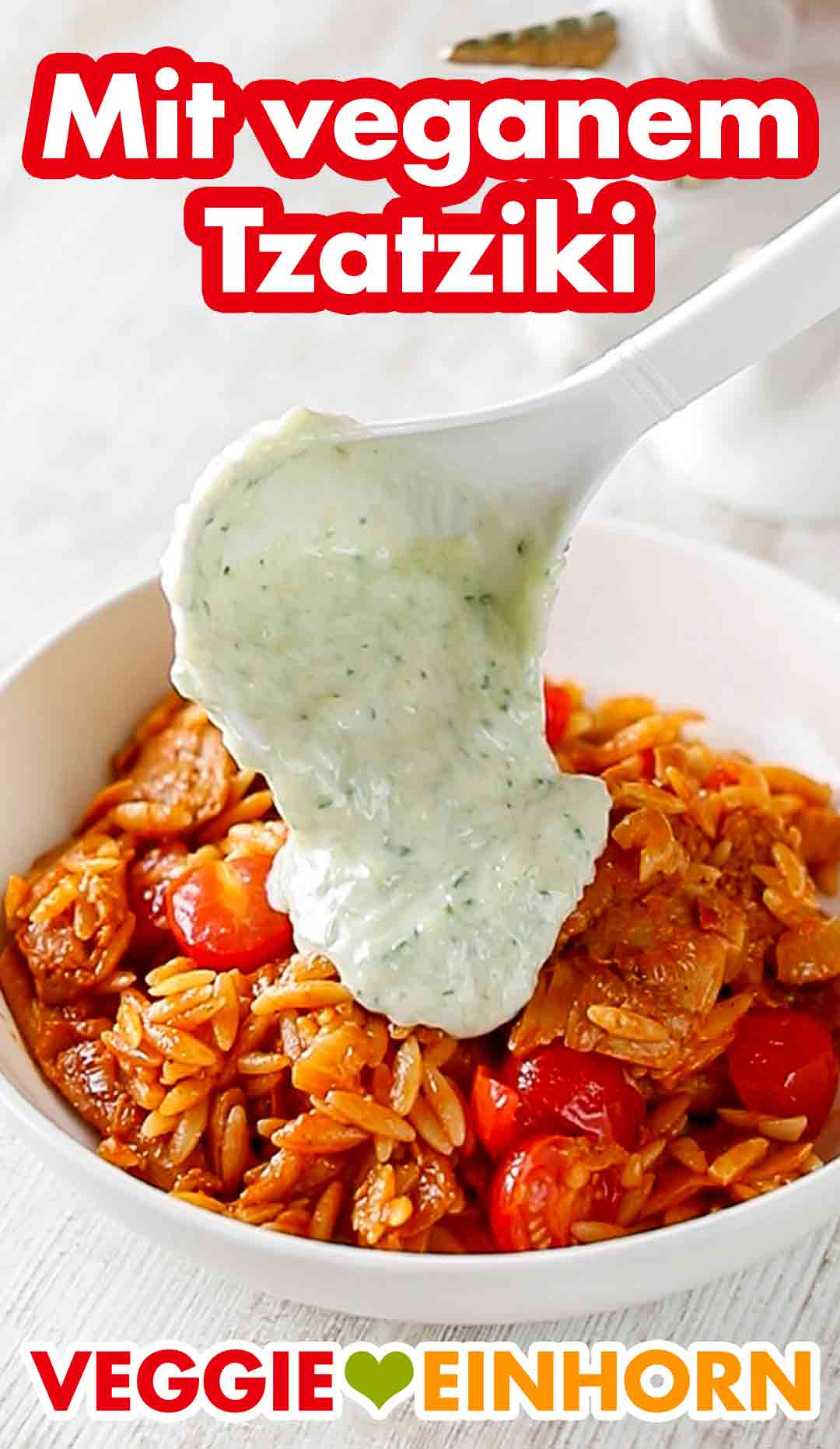 Die Gyrosnudeln werden mit veganem Zaziki serviert. Gyrosnudeln mit veganem Tzatziki
