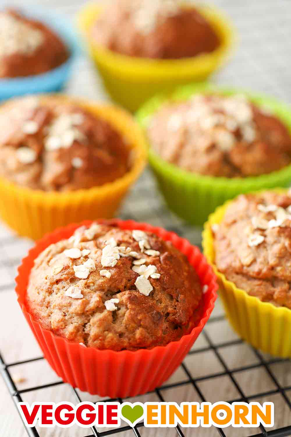 Die veganen Muffins mit Bananen und Haferflocken sind ohne Ei. Bananen Haferflocken Muffins in Silikonförmchen