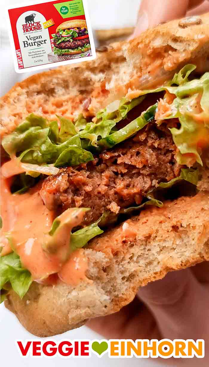 Die veganen Patties sind saftig und fleischartig. Angebissener veganer Burger mit Patty von Block House