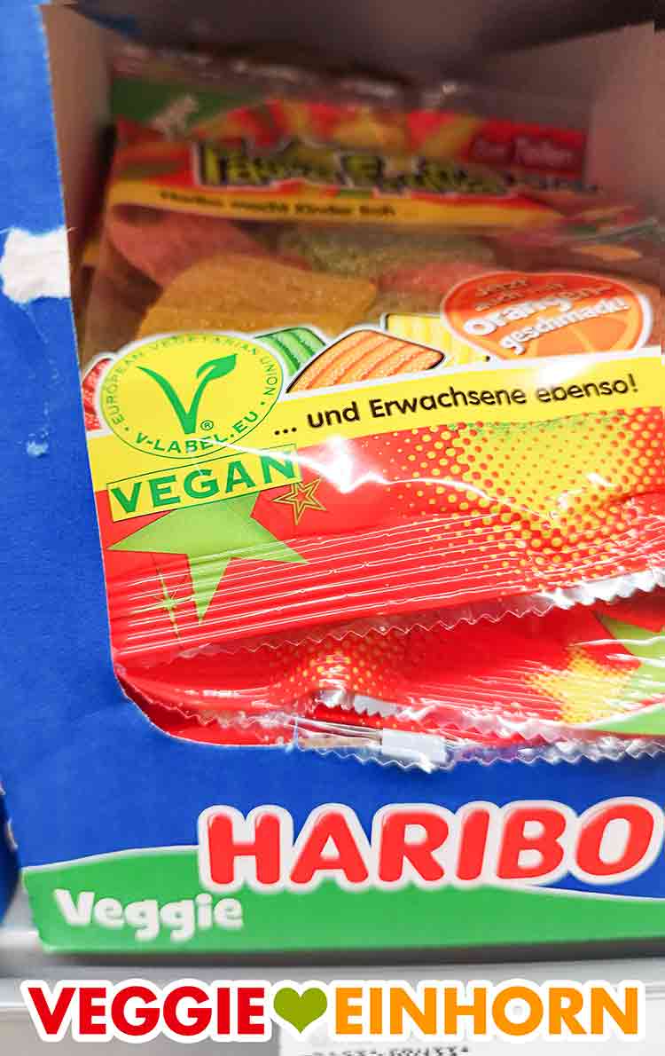 Haribo Pasta Frutta hat ein Vegan Logo auf der Packung. Die Sorte gehört zu Haribo Veggie. Haribo Veggie Packung mit Vegan Zeichen im Supermarkt Regal