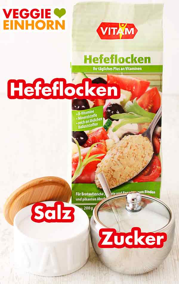 Vitam Hefeflocken, Salz und Zucker Eine Packung Hefeflocken, ein Salztopf und eine Zuckerdose