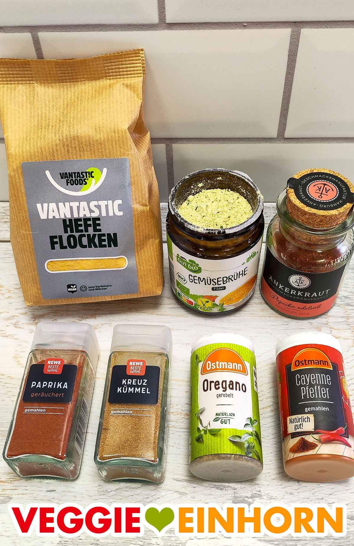 Vantastic Foods Hefeflocken, Gut Bio Gemüsebrühe Pulver von Aldi, Ankerkraut Paprika edelsüß, geräuchtertes Paprikapulver und gemahlener Kreuzkümmel von Rewe Beste Wahl, gerebelter Oregano und Cayennepfeffer von Ostmann Würzhefeflocken, Gemüsebrühe, Paprika edelsüß, geräuchertes Paprikapulver, Kreuzkümmel, Oregano, Cayennepfeffer