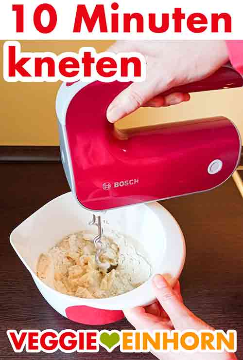 Den Hefeteig mit den Knethaken eines Handmixers oder mit einer Küchenmaschine kneten. Der Hefeteig wird geknetet.