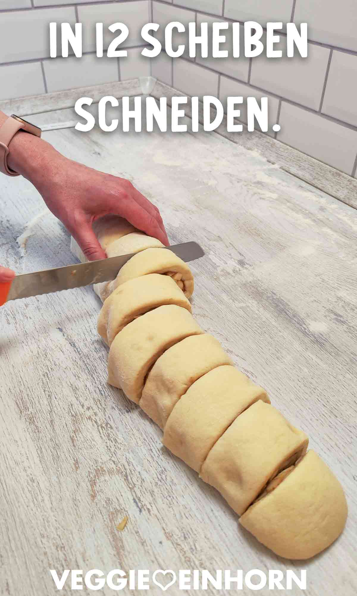 Die Hefeteigrolle wird mit einem Messer in zwölf gleichmäßige Scheiben geschnitten.