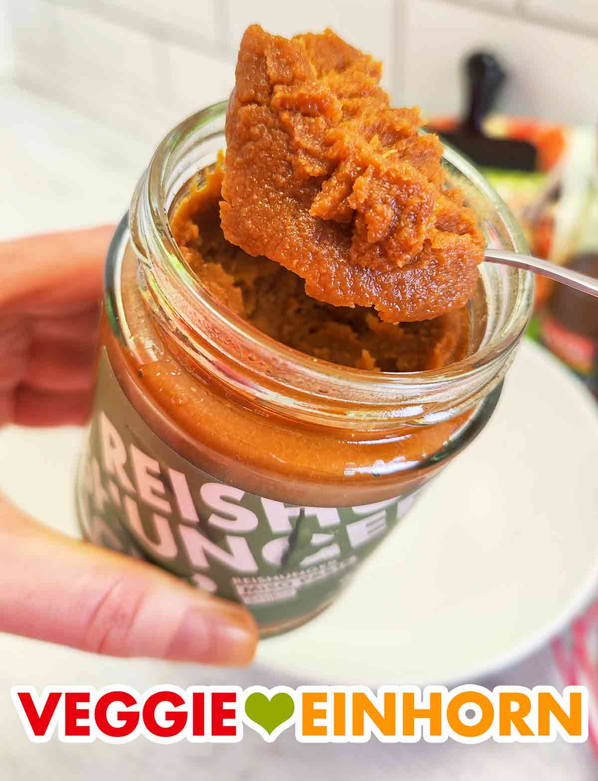 Die Konsistenz des Bio Shiro Misos von Reishunger ist weich und streichfähig. Nahaufnahme der Shiro Miso Paste von Reishunger