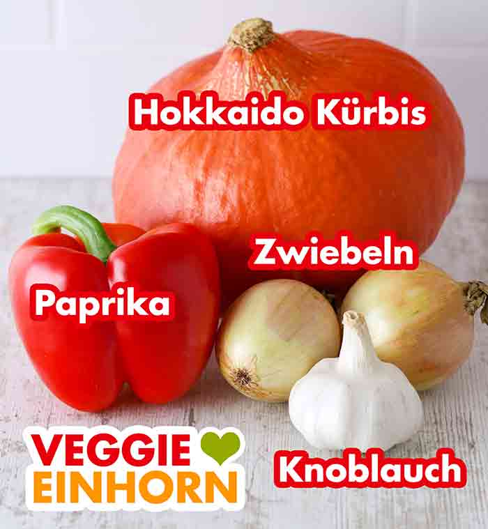 Hokkaido Kürbis, rote Paprikaschote, Zwiebeln, Knoblauchknolle Hokkaido Kürbis, Paprika, Zwiebeln, Knoblauch