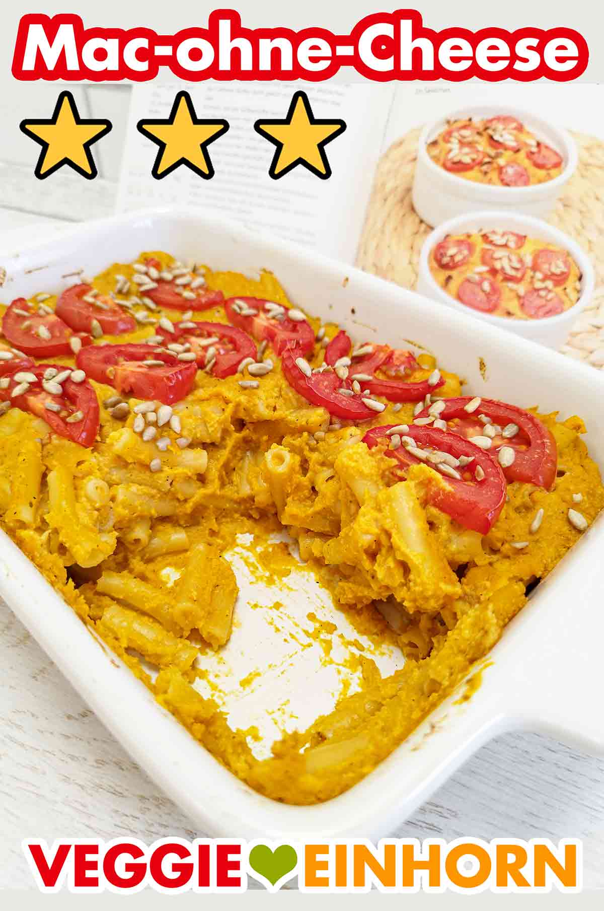 Vegane Mac and Cheese aus dem Buch Vegan Super Easy von Ilja Lauber. Auflaufform mit veganen Mac and Cheese mit Süßkartoffeln, Tomaten und Sonnenblumenkernen