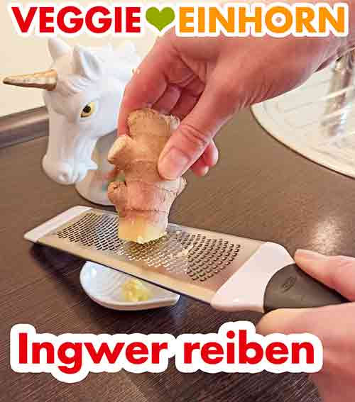 Du kannst den Ingwer auch mit einem Messer ganz klein schneiden. Den Ingwer mit einer Reibe fein reiben.