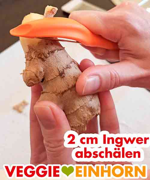 Du kannst auch mehr als 2 cm Ingwer nehmen, je nach Geschmack. Den frischen Ingwer mit dem Sparschäler 2 cm abschälen.