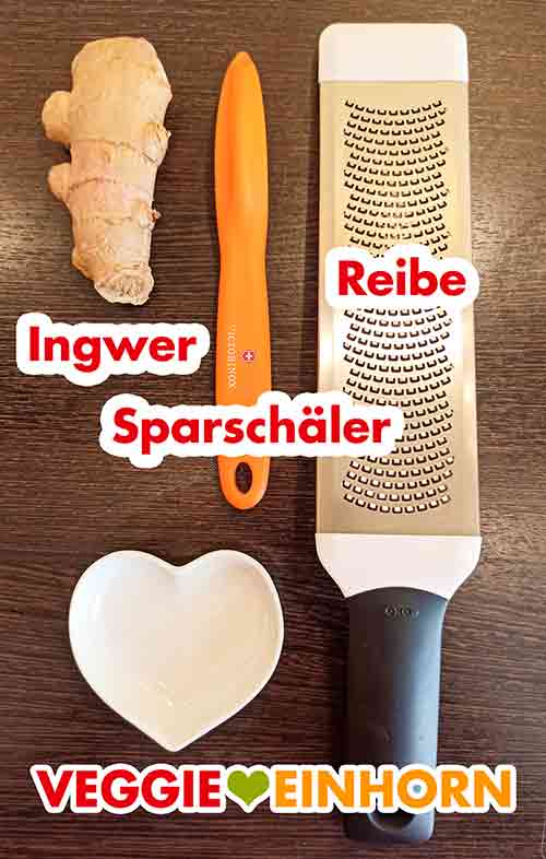 Ingwer. Sparschäler. Reibe Ein Stück frischer Ingwer, Sparschäler, feine Reibe und eine kleine Schale.