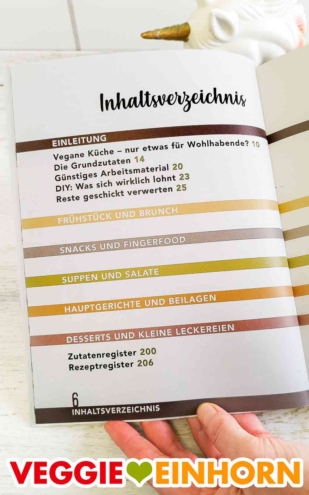 Das vegane Kochbuch enthält die Kapitel Einleitung, Frühstück und Brunch, Snacks und Fingerfood, Suppen und Salate, Hauptgerichte und Beilagen, Desserts und kleine Leckereien. Inhaltsverzeichnis des Kochbuches Vegan und Günstig von Marie Laforêt