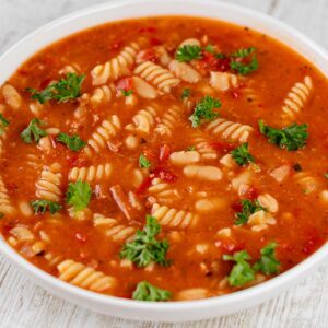 Italienische weiße Bohnensuppe mit veganem Speck und Nudeln