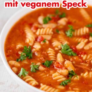 Italienische weiße Bohnensuppe mit Nudeln und veganem Speck