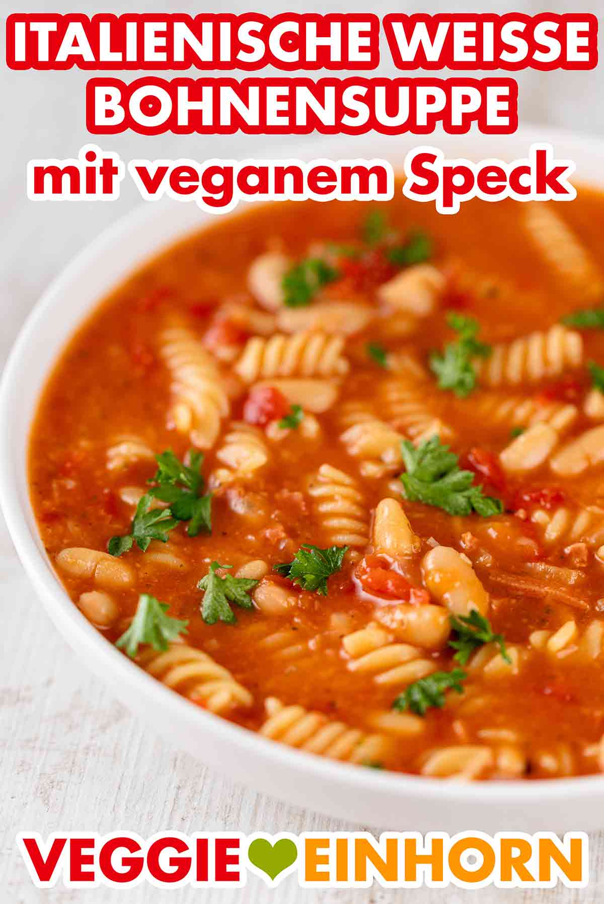 Schneller veganer Eintopf mit weißen Dosenbohnen, Nudeln und veganem Speck Italienische weiße Bohnensuppe mit Nudeln und veganem Speck