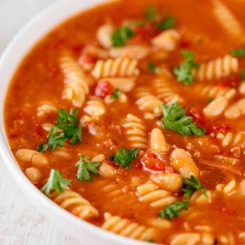 Vegane weiße Bohnensuppe mit Nudeln und veganem Speck