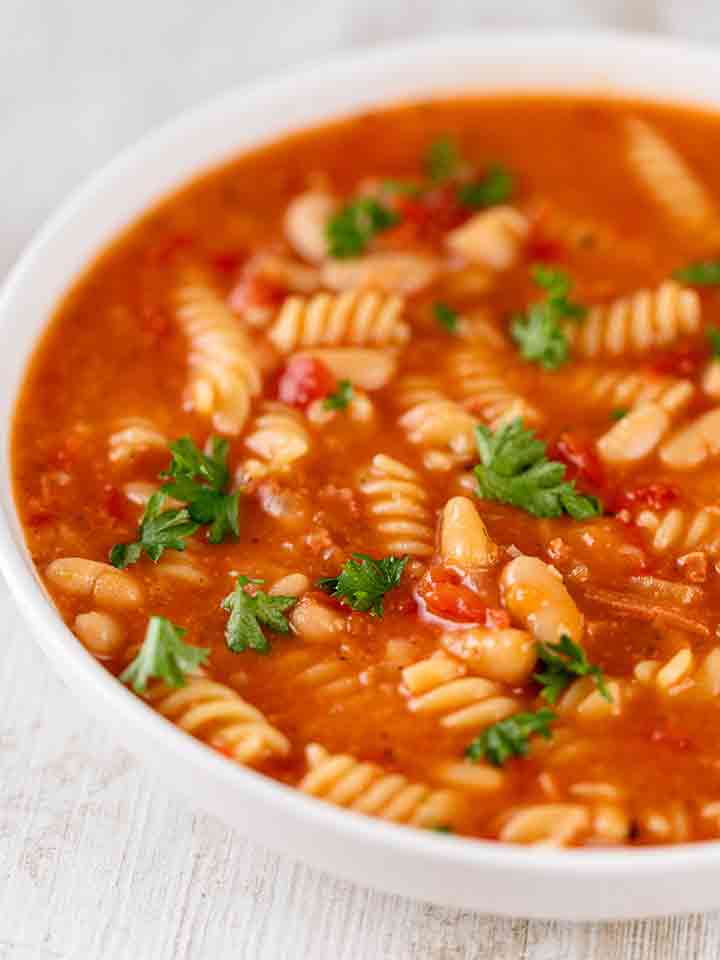Vegane weiße Bohnensuppe mit Nudeln und veganem Speck