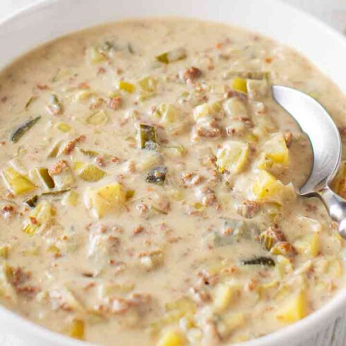 Nahaufnahme von veganer Käse Lauch Suppe mit veganem Hackfleisch