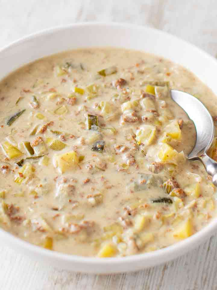 Nahaufnahme von veganer Käse Lauch Suppe mit veganem Hackfleisch