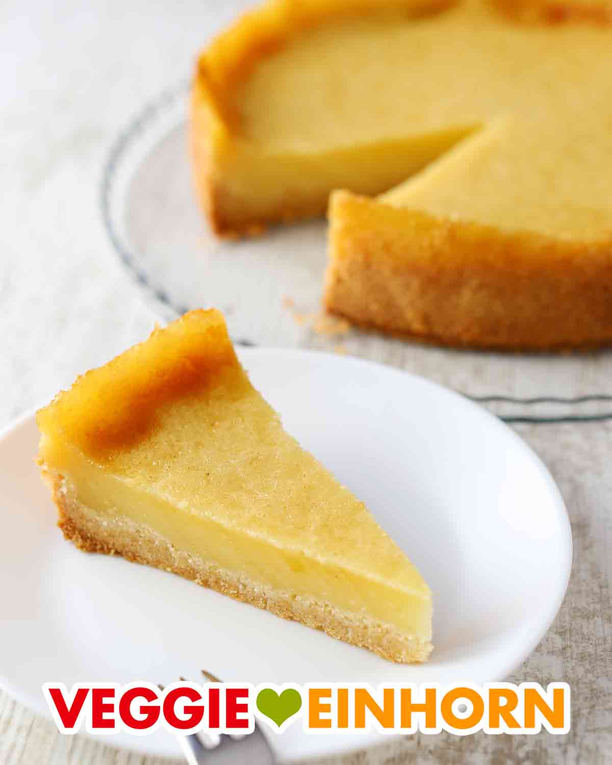 Kuchenplatte und Kuchenteller mit veganem Käsekuchen ohne Soja