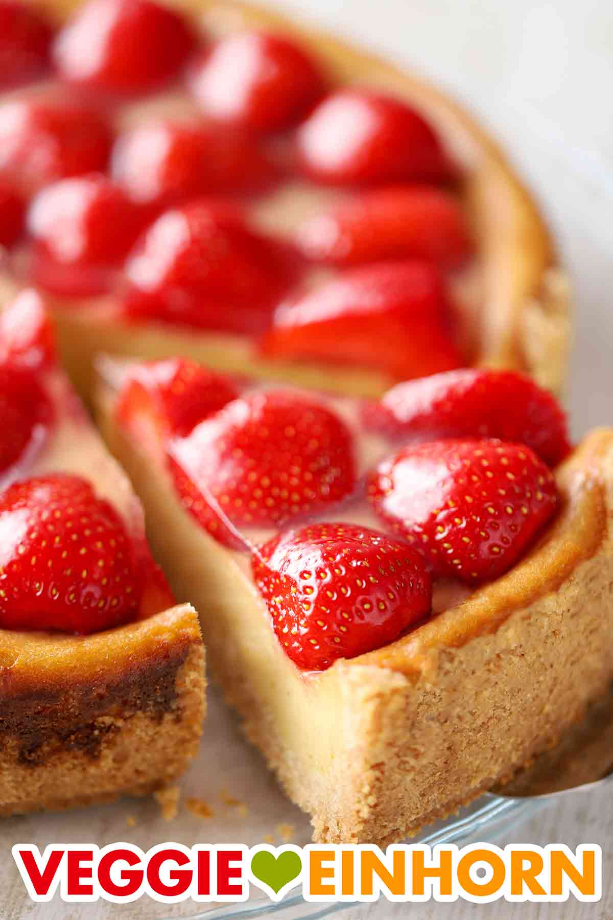 Der vegane Käsekuchen mit frischen Erdbeeren und Tortenguss ist sehr lecker. Nahaufnahme von veganem Käsekuchen mit Erdbeeren