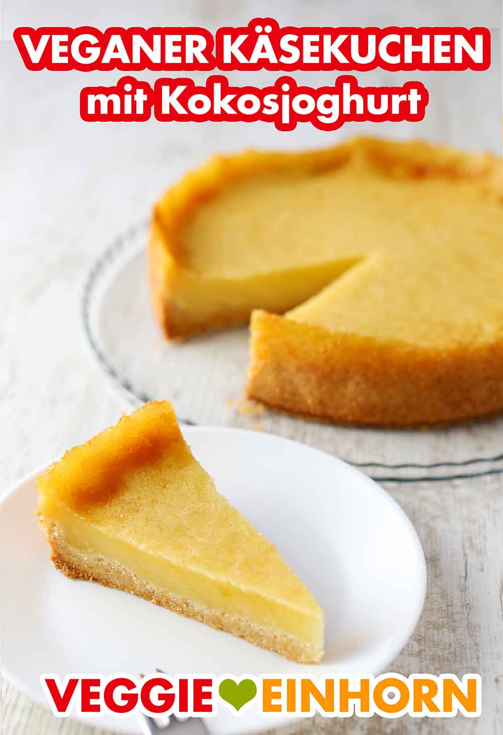 Der Käsekuchen mit Kokosjoghurt ist vegan und sojafrei Ein veganer Käsekuchen ohne Soja und mit Kokosjoghurt auf einer Kuchenplatte und auf einem Teller