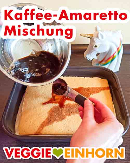 Mit Espresso-Amaretto-Mischung beträufeln. Kaffee und Amaretto auf der zweiten Biskuit Schicht verteilen