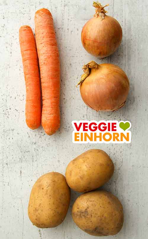 Karotten, Zwiebeln und Kartoffeln für die gelbe Erbsensuppe Zwei Möhren, zwei Zwiebeln und drei Kartoffeln