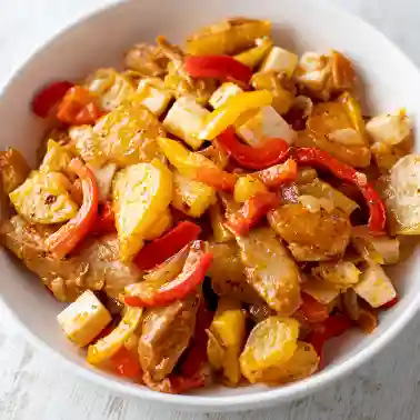 Teller mit veganer Gyrospfanne mit Bratkartoffeln, Paprika und veganem Feta.