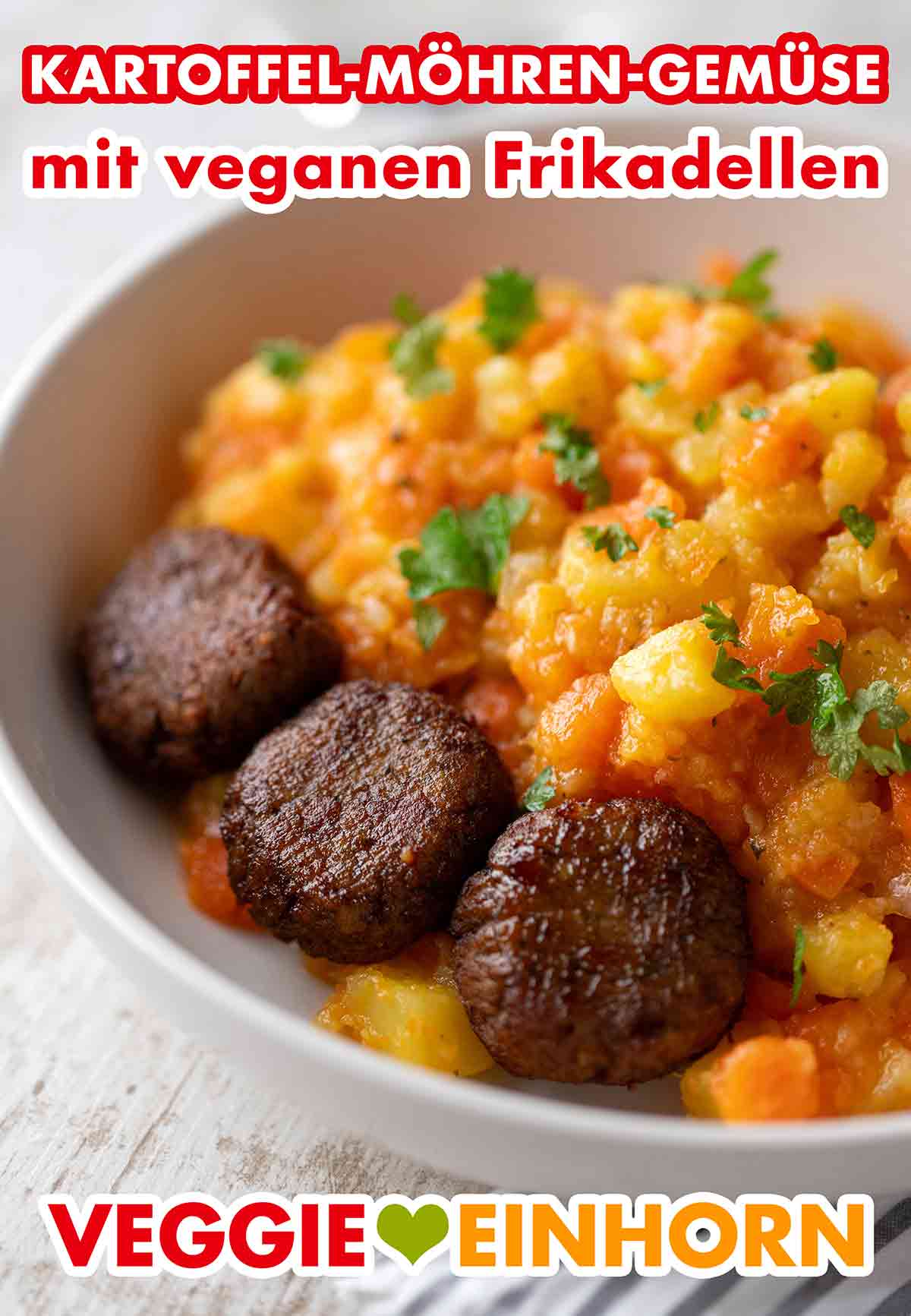 Das Möhren Durcheinander schmeckt lecker als Beilage zu veganen Frikadellen. Kartoffel-Möhren-Gemüse mit veganen Frikadellen