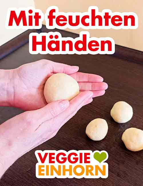 Kartoffelklöße mit den Händen rollen Formen der Kartoffelknödel mit den Händen