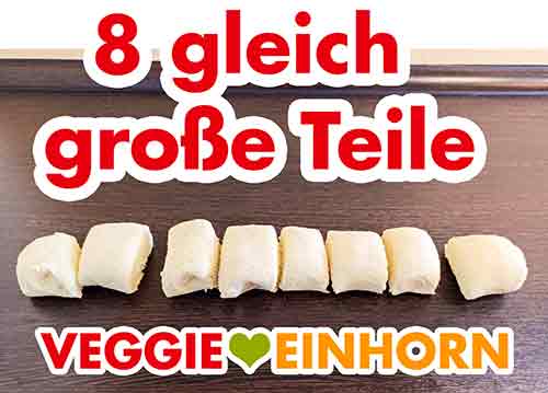 Den Teig für die Kartoffelklöße in acht Teile teilen 8 gleich große Teile von Knödelteig