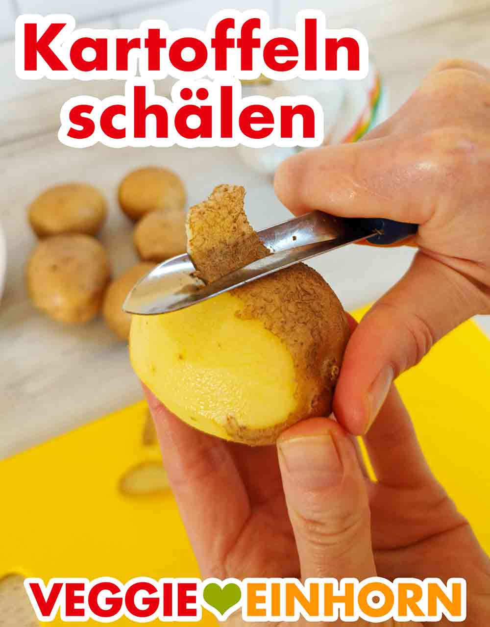 Kartoffeln schälen. Eine Kartoffel wird mit einem Sparschäler geschält