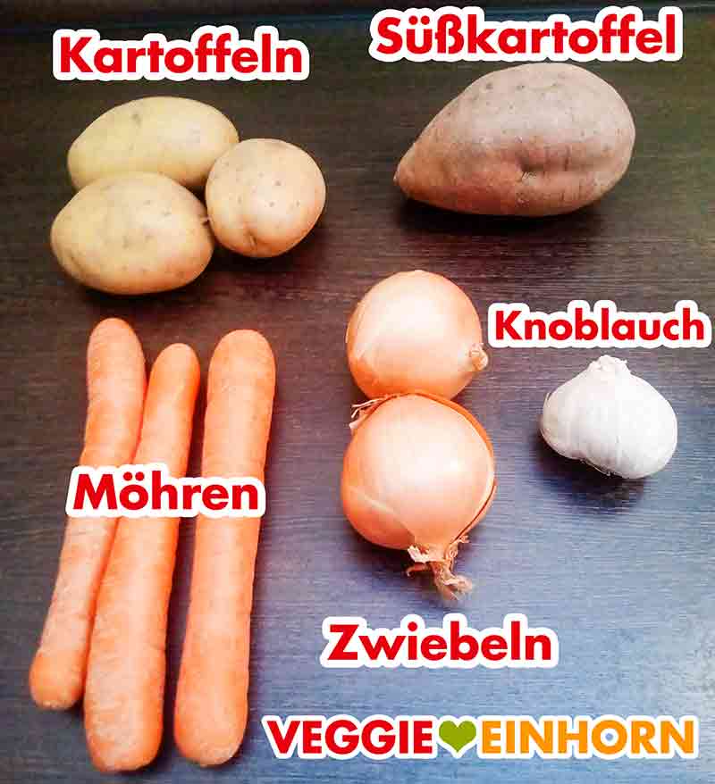 Zwei Kartoffeln, eine Süßkartoffel, drei Möhren, zwei Zwiebeln, Knoblauch Kartoffeln, Süßkartoffel, Möhren, Zwiebel, eine Knolle Knoblauch