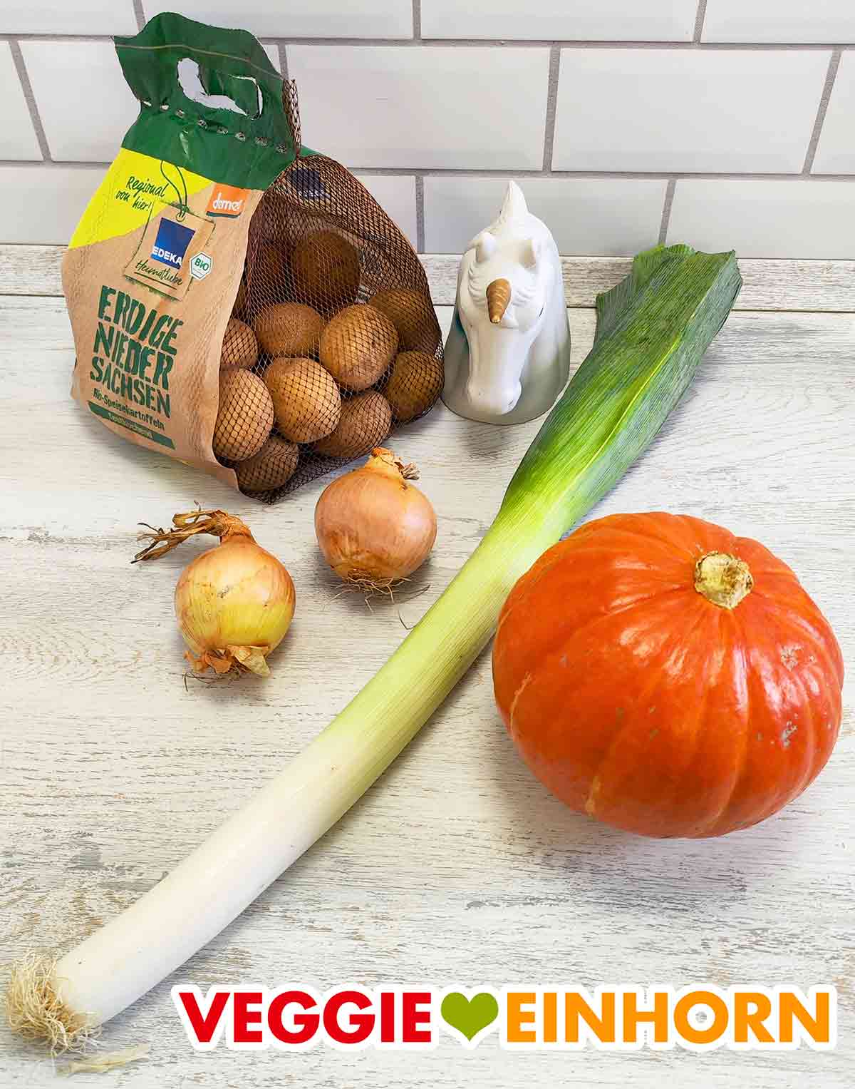Edeka Bio Kartoffeln, Zwiebeln, Lauch, Hokkaido Kürbis Festkochende Kartoffeln, zwei Zwiebeln, eine Stange Lauch, Hokkaido Kürbis