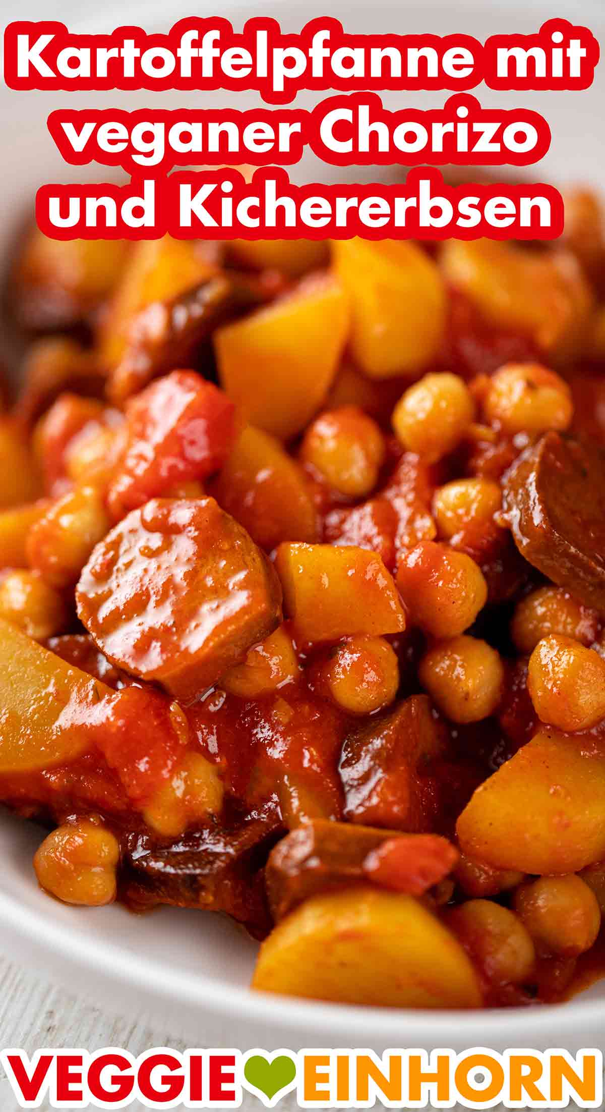 Ein schnelles veganes Rezept mit Chorizo, Kartoffeln und Kichererbsen. Kartoffelpfanne mit veganer Chorizo und Kichererbsen