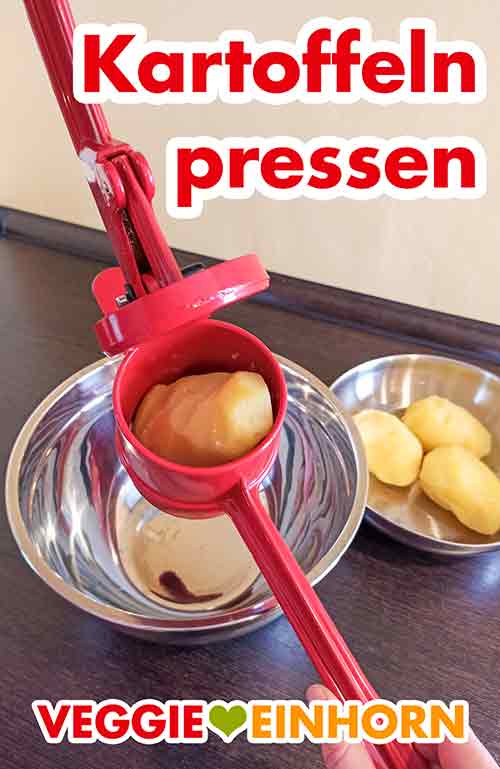 Am besten eignet sich eine Kartoffelpresse. Ein Kartoffelstampfer geht aber auch. Eine Kartoffel in einer Kartoffelpresse