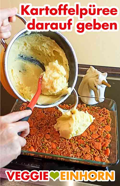 Der vegane Kartoffelbrei wird auf die Hack-Gemüse-Masse in der Form gefüllt. Das vegane Kartoffelpüree wird aus dem Topf in die Auflaufform gegeben.