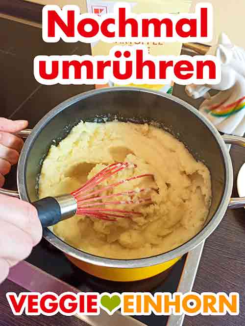 Noch einmal umrühren. Fertig. Das vegane Kartoffelpüree nochmal umrühren.